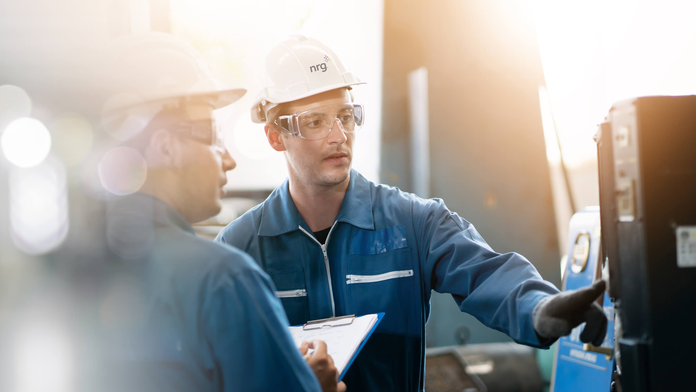 Рабочий на заводе. Квалифицированные рабочие. Молодой стажер технического отдела получил свое первое. Женщина работник. Серьезные мужчины инженеры.