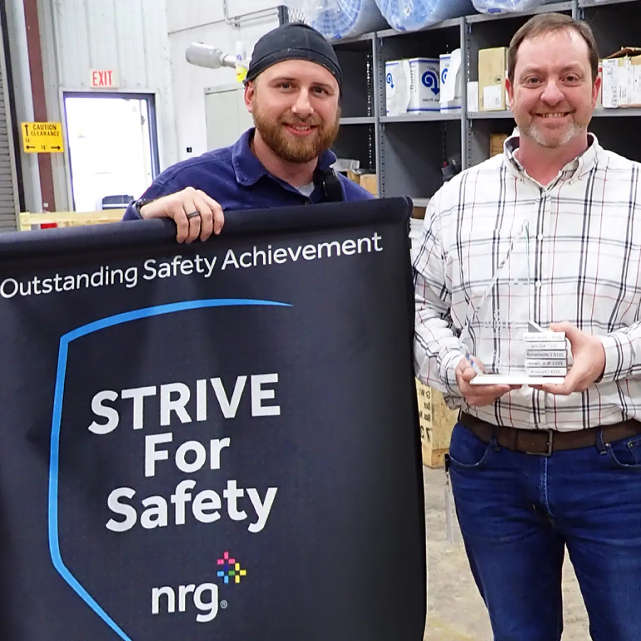 plum-point-energy-station-employees-with-strive-for-safety-banner-award