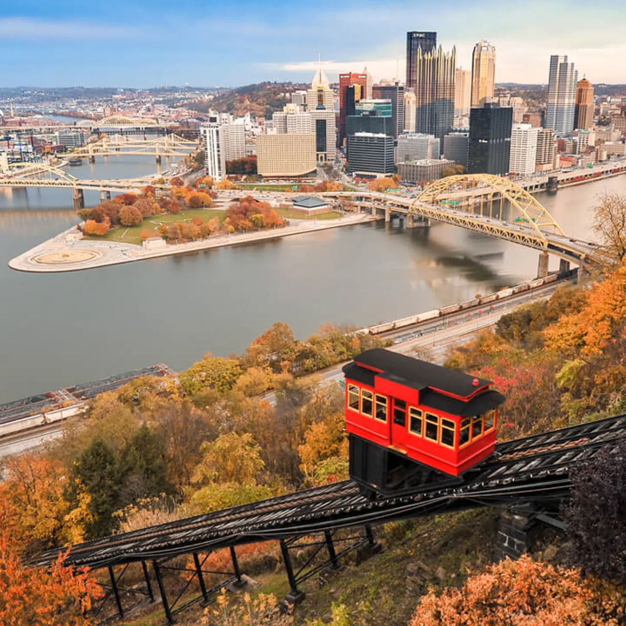 pittsburgh-funicular-with-downtown-city-skyline-and-bridges