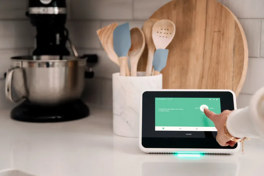 hand-on-arm-disarm-screen-of-vivint-smart-hub