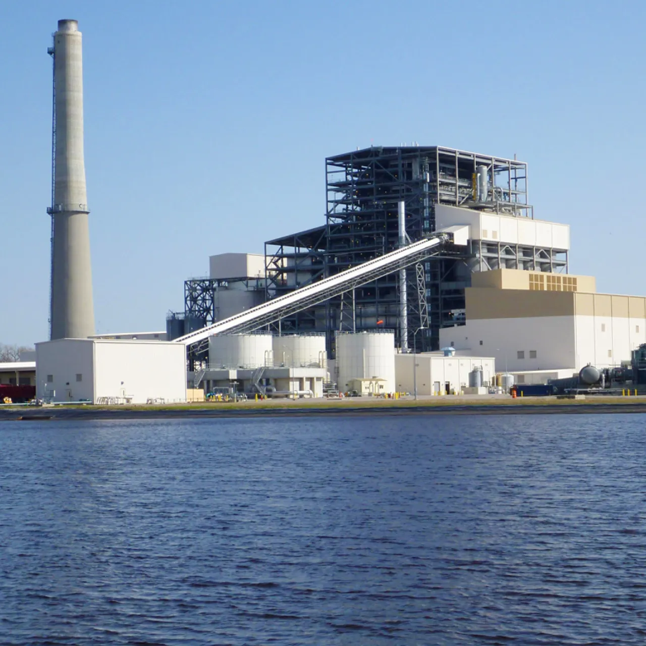 plum-point-energy-station-external-plant-view-from-river